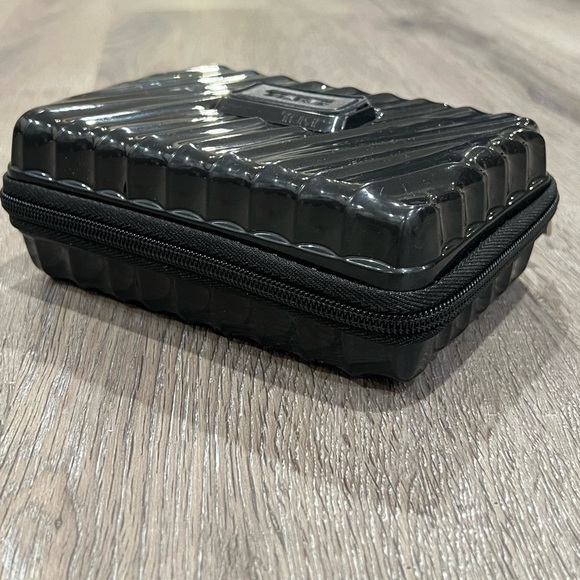 TUMI Black Hardcase Shell Travel Box Professional Airline Protective Clamshell - Picture 2 of 5